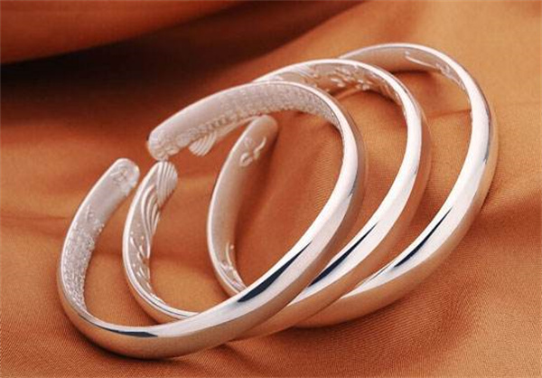 影響白銀手镯光澤度的因素有哪些？如何檢(jiǎn)測(cè)其光澤度？