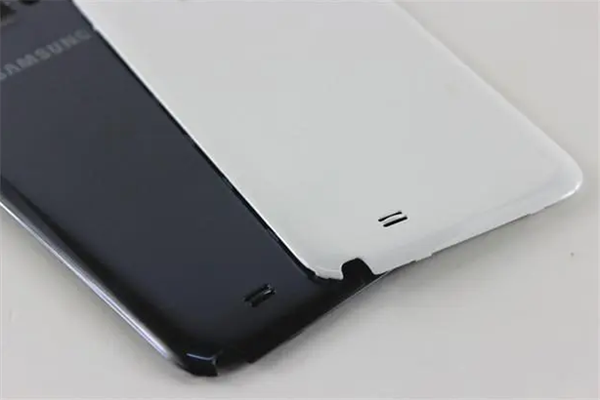 測量手機後蓋的光澤度，選用光澤度儀！